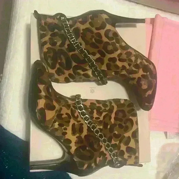 BCBG Cheetah Boot Heels w Chain Detail size 7.5 - Picture 1 of 9